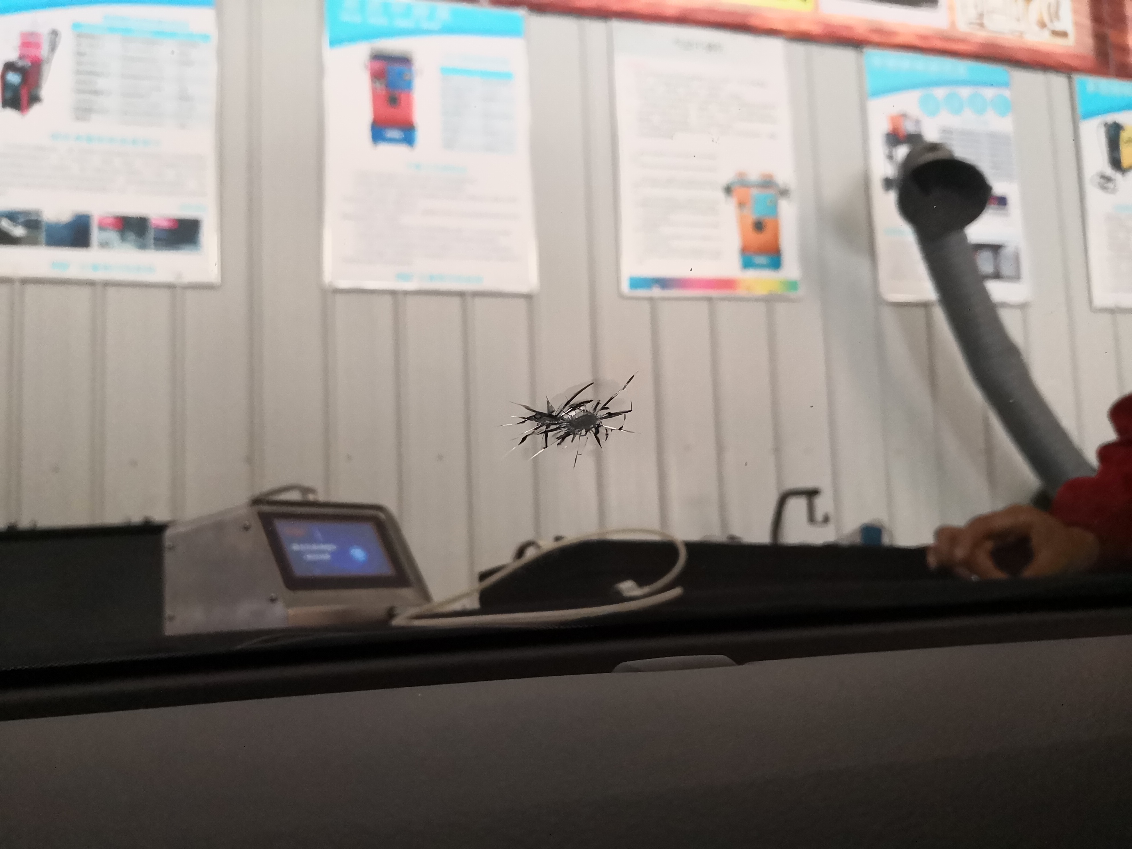 汽車擋風玻璃牛眼裂痕修復